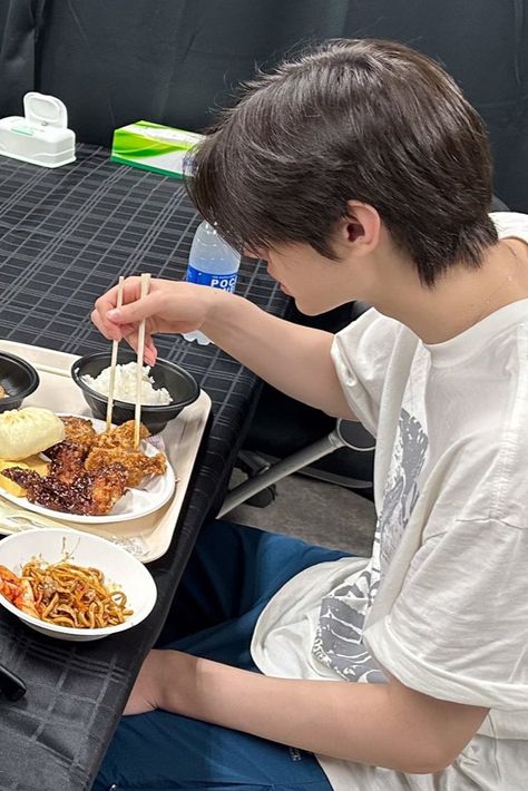 Sunghoon Football, Boyfriend Material Sunghoon, Sunghoon Eating, Enhypen Sunghoon Boyfriend Material, Park Sunghoon Boyfriend Material, Sung Hoon Boyfriend Material, Sunghoon Bf Material, Korean Boyfriend Material, Sunghoon Boyfriend Material