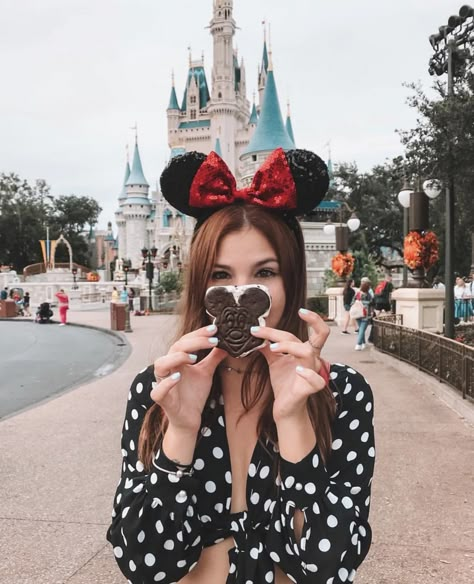 Disney Poses, Disney Picture Ideas, Disneyland Photography, Disneyland Photos, Disney Photo Ideas, Disney World Pictures, Tattoo Trend, Disney Paris, Disney World Outfits