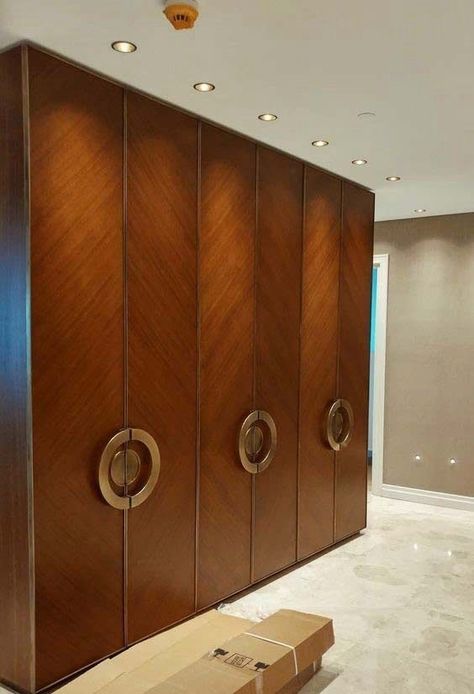 Get the Inspiration for the Wardrobe Door Design Ideas! Wooden Cupboard Design, External Design, Sliding Door Wardrobe Designs, Mirror Dresser, Wooden Wardrobe Design, Wardrobe Design Modern, Armoire Dressing, Modern Cupboard, Wooden Cupboard