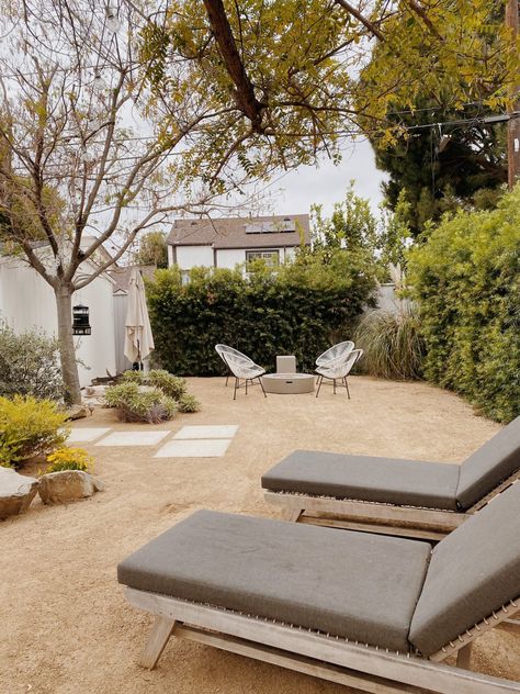 our desert backyard : 5 years later – almost makes perfect Mexican Patios, Sand Backyard, Desert Backyard, Back Patio Ideas, California Backyard, Vintage Dining Set, Privacy Plants, Fire Pit Area, Outdoor Patio Ideas