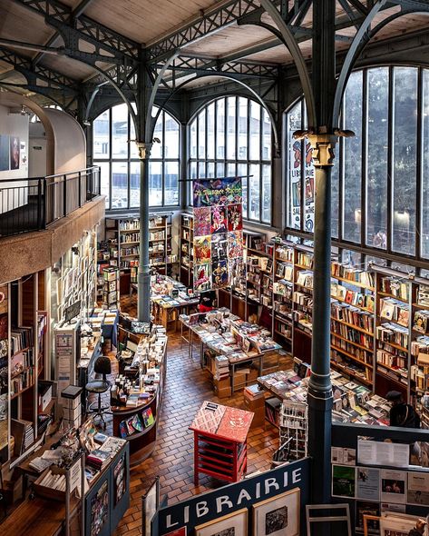 La librairie de la Halle Saint Pierre Halle Saint Pierre, Ancient Library, Bohemian Bedroom Design, Bookstore Cafe, Interior Design Website, Book Cafe, Love French, Paris Cafe, St Pierre