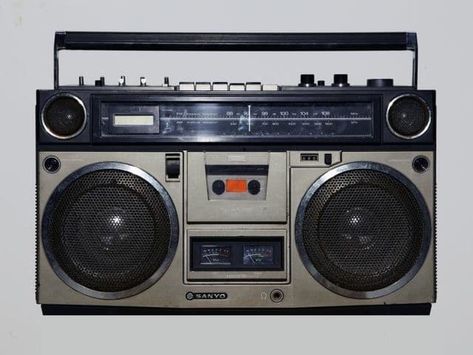 Boombox is a common term for a transistorized portable music player featuring one or two cassette tape recorder/players and AM/FM radio, generally with a carrying handle. Beginning in the 1980s, a CD player was sometimes included. They were popular from the late 1970s to the 1990s. 1980s Nostalgia, Hifi Audiophile, 1980s Music, Mobile Audio, Music Technology, Jukeboxes, Old Radios, Tape Recorder, Old Music