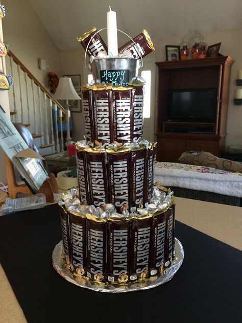 Hershey Candy Bar Cake Hersheys Gift Ideas, Hershey Gift Ideas, Candy Bar Gift Ideas, Candy Bar Cake Ideas, Hershey Bar Cake, Hershey Bar Cakes, Birthday Wreaths, Candy Bar Gifts, Candy Bar Cake