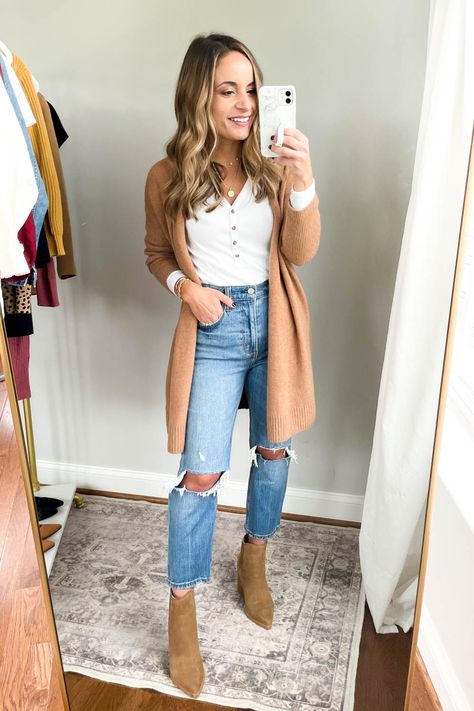 4 Ways to Wear Straight Leg Jeans - Pumps & Push Ups Fall Outfit Straight Leg Jeans, Straight Leg Jeans Booties, Crop Straight Leg Jeans Outfit, Straight Leg Mom Jeans Outfit, Straight Leg With Boots, How To Wear Slim Straight Jeans, Light Jeans Work Outfit, Crop Jeans Outfit Winter, Womens Jeans 2022 Trends