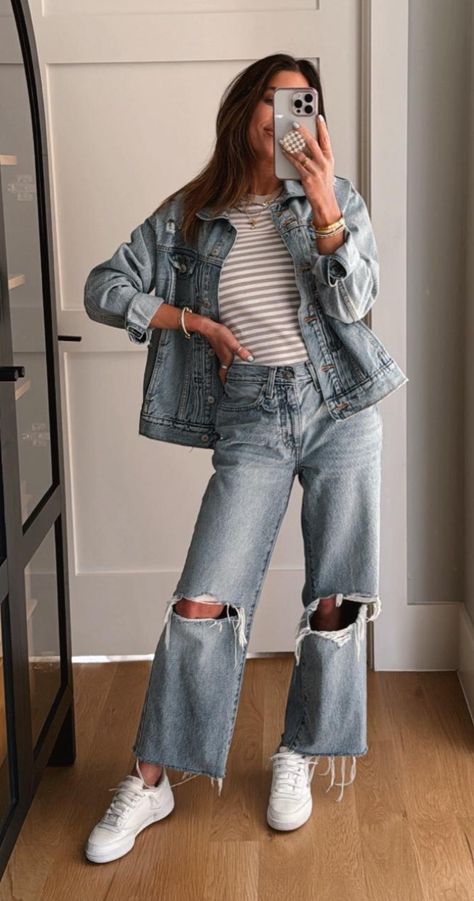 Ripped Knee Jeans Outfit, Baggy Ripped Jeans, Ripped Knee Jeans, Winter Clothing, Jeans Outfit, Cultura Pop, Outfits Casuales, Jean Outfits, Ripped Jeans