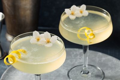 HerbCo Blog - Jasmine Recipes: Jasmine French 75 Jasmine Recipes, Jasmine Cocktail, French 75 Recipe, French 75 Cocktail Recipes, Flavored Alcohol, French 75 Cocktail, Drink Decorations, Gin Recipes, Gin Lemon