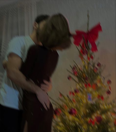 Couple Decorating Christmas Tree Aesthetic, Photo Love Couple, Christmas Card Couple, Couples Xmas, Becka Mack, Christmas Boyfriend, Christmas Tree Photo, Funny Christmas Photos, Christmas Couple Pictures