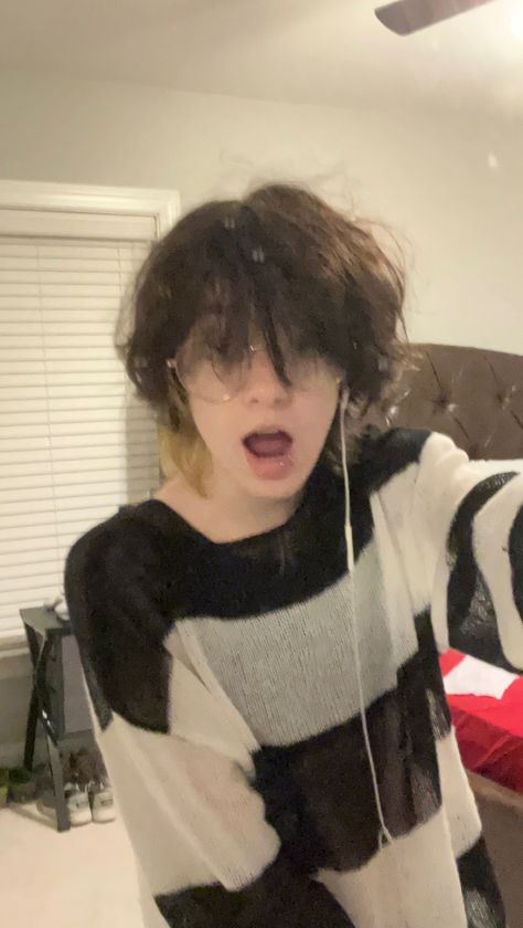 he's so adorable tho Awkward Phase Hair Men, Gender Affirming Haircut Ftm, Trans Boy Haircut, Feminine Boy, Ftm Haircuts, Wavy Hair Men, Emo Boy, Dyed Hair Inspiration, Hair Inspiration Short