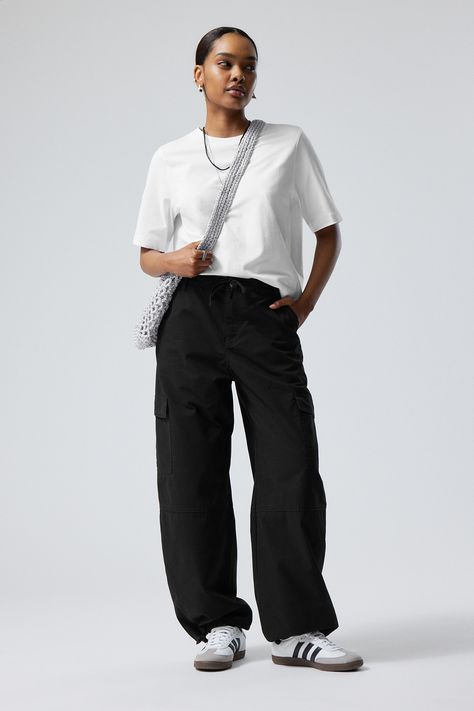 Cargo Trousers Outfit Street Styles, Black Cargo Pants Outfit Women, Wide Leg Cargo Pants Outfit, Cargo Trousers Outfit, Low Waisted Cargo Pants, Euro Outfits, Low Waisted Cargo, Black Cargo Pants Outfit, Pants Outfit Work