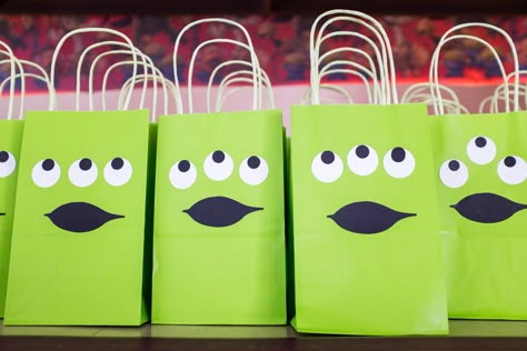 Toy Story Favor Bags, Toy Story Goodie Bags Diy, Toy Story Alien Birthday Party, Toy Story Birthday Goodie Bags, Diy Toy Story Party Favors, Toy Story Gift Bags, Toy Story Goodie Bags, Buzz Lightyear Party, Toy Story Gifts