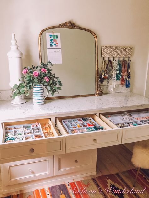 organization-jewelry-earings-necklaces-bracelets-mirror-marble-vanity-flowers-simple Target Jewelry Organizer, Jewlerie Organization, Bead Organization Ideas, Wallpaper In Home, Earing Organizer, Earring Organization, Jewelry Organization Ideas, Creative Jewelry Storage, Hair Display