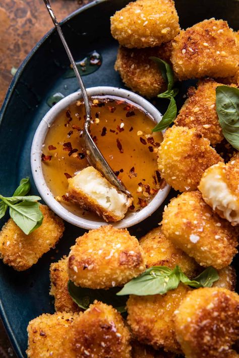 Halloumi Bites Recipe, High Foods Munchies, Baked Halloumi Recipes, Halloumi Snacks, Halloumi Appetizer, Hot Canapes, Halloumi Bites, Fried Halloumi Cheese, Starters Ideas