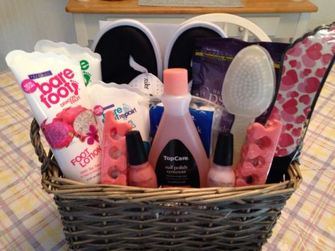 Diy basket for pedicures. Nail Gift Basket Ideas, Pedicure Basket Ideas, Nail Care Gift Basket Ideas, Manicure Gift Basket Ideas, Hair Gift Basket Ideas, Nail Polish Gift Basket, Tech Gift Basket, Easy Medium Hairstyles, Pedicure Gift Basket