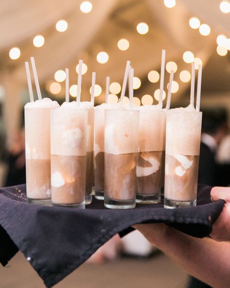 Rootbeer Float Bar Wedding, Root Beer Float Wedding, Root Beer Float Bar Wedding, Sunday Bar Ideas Ice Cream, Salon Drinks, Sunday Bar, Root Beer Float Bar, Ice Cream Wedding, Root Beer Floats