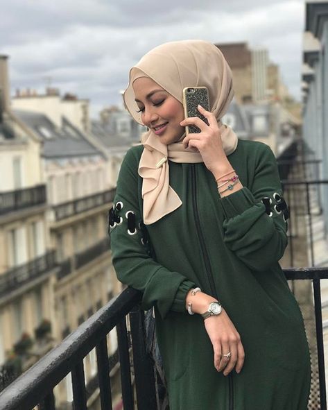 Neelofa #neelofa #hijab #lofa Bonjour! Hello from the other side 🎶🎶 Wearing Swarovski for today's shoot, feel so sparkly 💖 Donning @thaviathelabel long jumper, this… Neelofa Outfit, Bussiness Attire, Summer Evening Dresses, Hijabi Muslimah, Cream Suit, Womens Clothing Websites, Long Jumpers, Outfit Choices, Style Tutorial