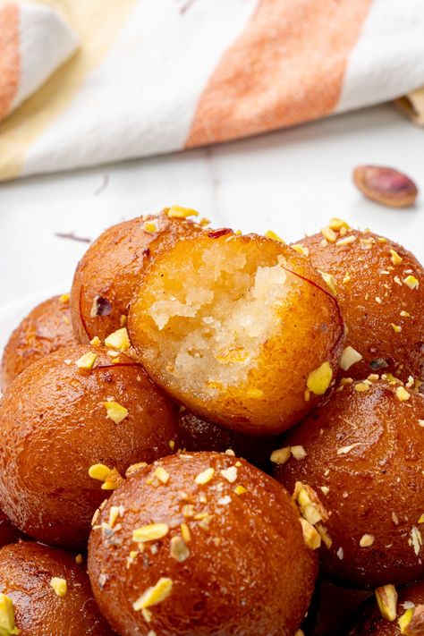 Gulab jamuns garnished with nuts Goolab Jamoon Recipe, Indian Food Recipes Dessert, Gulag Jamun, Plating Dessert, Indian Deserts, Indian Sweets Recipes, Dessert Balls, Pakistani Desserts, Carrot Halwa Recipe