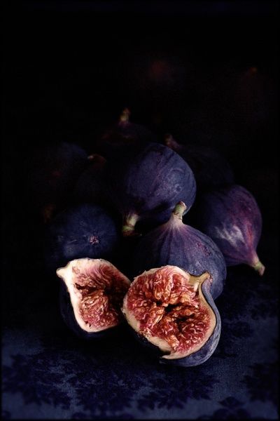 Moody Food Photography, Dark Food Photography, Yennefer Of Vengerberg, Food Photography Inspiration, Fruit Photography, Still Life Photos, Food Photography Styling, Fruit And Veg, Malbec