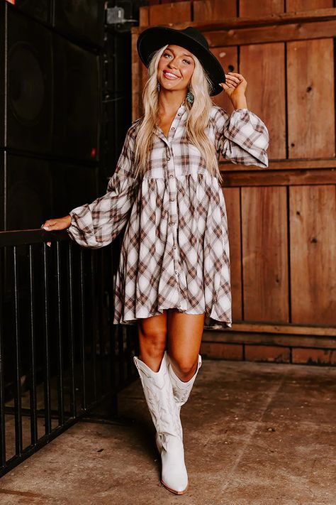 Country Christmas Outfits, Car Girlfriend, Nashville Vibes, Country Concert Outfit Winter, Stagecoach Outfits, Country Girl Outfits, Dress With Cowboy Boots, Nashville Outfit, Cute Cowgirl Outfits