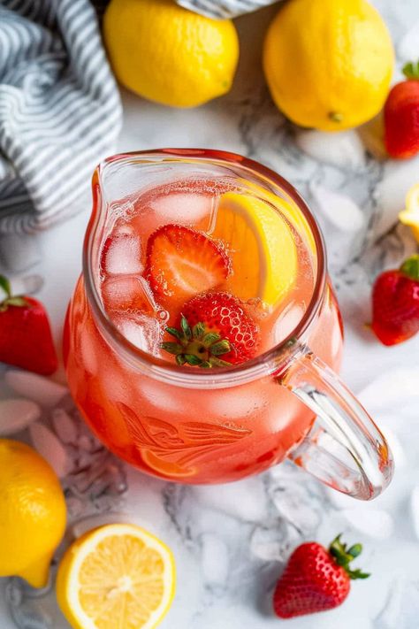 Fresh Strawberry Lemonade, Homemade Strawberry Lemonade, Strawberry Lemonade Recipe, Food Tiktok, Lemonade Recipe, Strawberry Puree, Alcoholic Beverages, Dinner Recipes Crockpot, Strawberry Lemonade