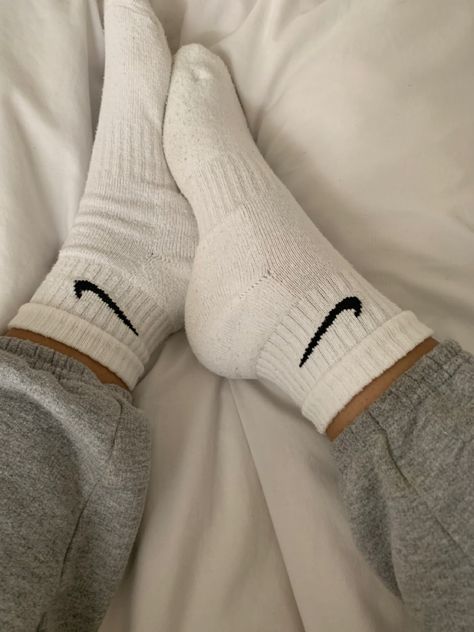 White Nike Socks Aesthetic, Nike Socks Outfit Leggings, Nike Socks Aesthetic Outfit, Outfits With Nike Socks, Nike Socks Aesthetic, Nike Socks Women, Socks Over Leggings Outfit, Ankle Socks Outfit, Nike Socks Outfit