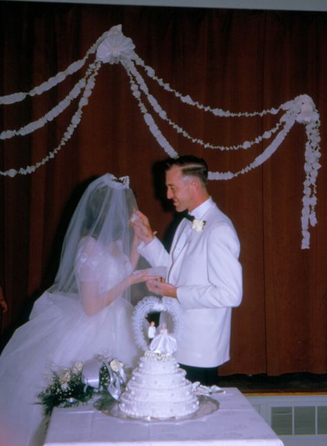 1950s Wedding Cake, 60s Wedding Cake, 1960s Wedding Cake, 1980s Wedding Cake, Wedding Dresses 1962, 1960 Wedding Photos, 50s Wedding, Vintage Wedding Cake Topper, 1950s Wedding