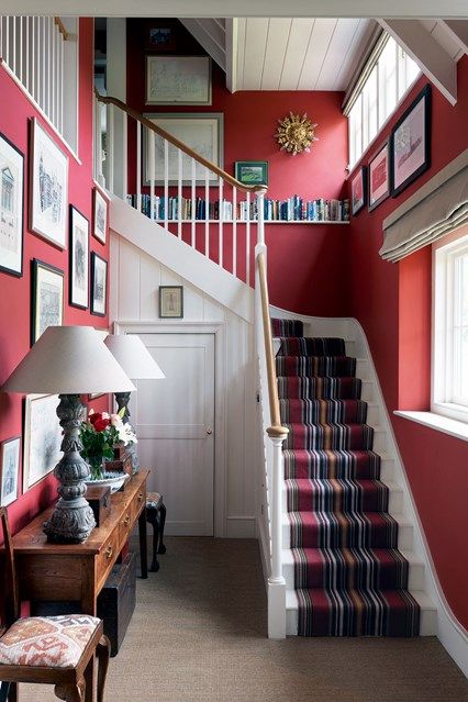 Modern red hallway in hallway paint scheme ideas - how to make an entrance with paint colour - be it pale and interesting or bold and beautiful. Bold Hallway, Hallway Colour Ideas, Hallway Colour Schemes, Red Hallway, Hallway Paint, Hallway Colours, Aesthetic Interior Design, Modern Rustic Farmhouse, Interior Staircase