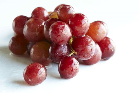 How To Make Grapes Last Longer, Best Way To Store Grapes, Storing Grapes, How To Store Grapes In Fridge, How To Keep Grapes Fresh Longer, How To Store Grapes, Easy Blueberry Desserts, How To Store Carrots, How To Store Strawberries