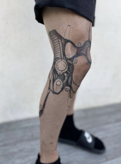 Cool Creative Tattoos, Biomechanical Leg Tattoo, Cyberpunk Leg Tattoo, Cyberpunk Style Tattoo, Mechanical Leg Tattoo, Cyberware Tattoo, Futuristic Tattoo Cyberpunk, Cyberpunk Tattoo Design, Cybernetic Tattoo