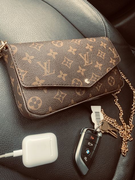 Louis Voutin Bags, Louie Vuttion Bags, Louie Bag, Tas Lv, Expensive Purses, Pretty Tote Bags, Pochette Louis Vuitton, Expensive Bag, Louis Vuitton Travel