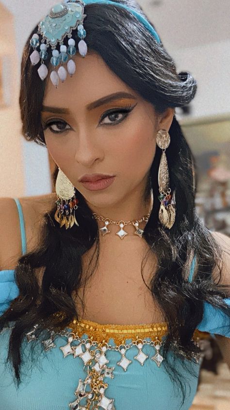 Jasmine Aladin, Princess Jasmine Makeup, Jasmine Makeup, Yemeni Clothes, Vogue Makeup, Disney Live Action, Modern Disney, Princess Jasmine, Curly Hairstyle