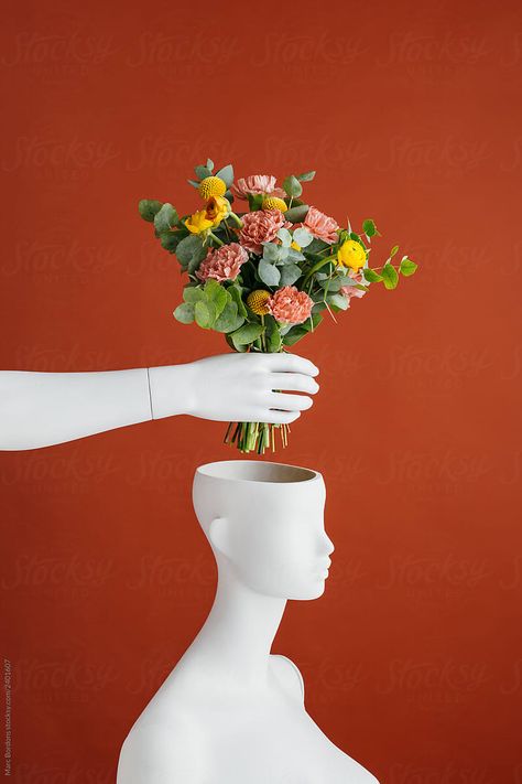 Base Head, Surreal Flowers, Spring Window Display, Head Mannequin, Flower Base, Spring Window, Fresh Flower Bouquets, Inspiration Photo, Clothing Photography