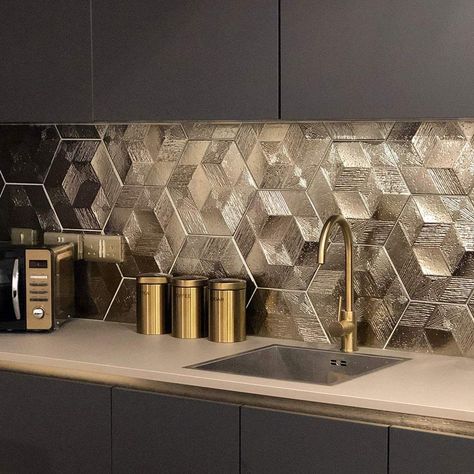 Gold Tiles Kitchen, Modern Konyhatervezés, Aesthetic Interior Design, Gold Tile, Kitchen Decor Modern, Kitchen Wall Tiles, Hexagon Tiles, Luxury Kitchen Design, Modern Kitchen Design Luxury