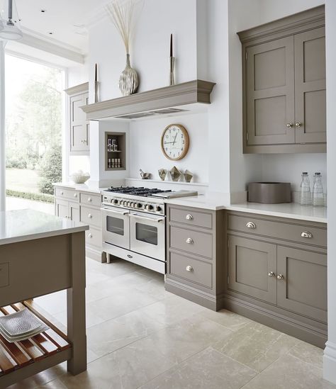 Tom Howley Kitchens on Instagram: “By combining our soft grey paint colour Willow with bright @silestonebycosentino Yukon work surfaces, we’ve created a subtle neutral…” Grey And White Kitchen, Shaker Style Kitchen Cabinets, Romantic Kitchen, Taupe Kitchen, Gray And White Kitchen, Shaker Style Kitchens, Kitchen Cabinet Styles, Grey Kitchens, Kitchen Trends