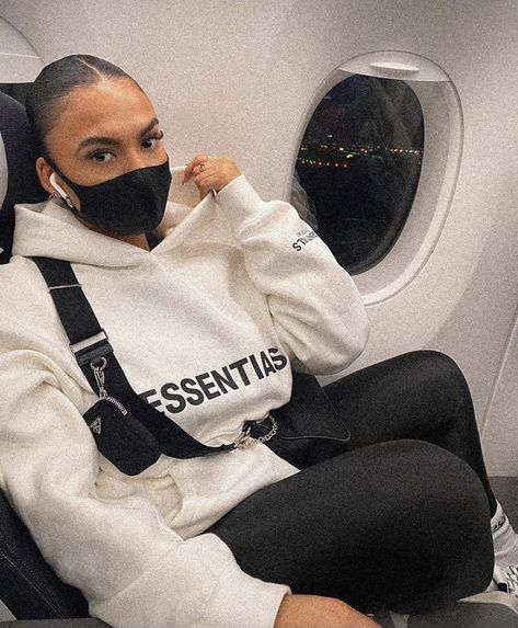 Essentials Hoodie Outfit, Ny Winter, Essentials Outfit, Hoody Outfits, Essentials Fear Of God, Girl Hair Colors, Essentials Hoodie, Branded Outfits, Girl Boss Style