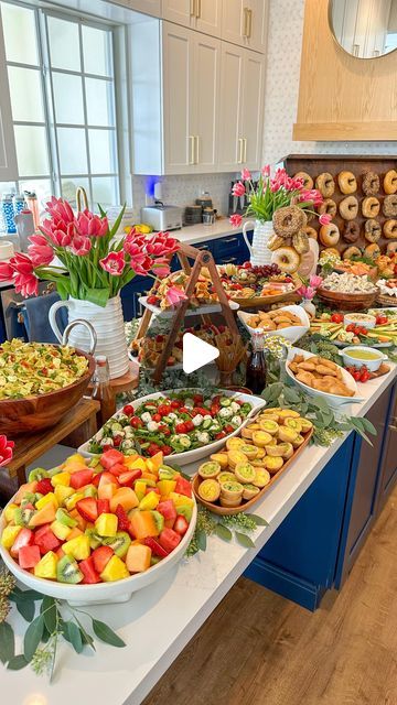 Alex Kamper | Kamper’s Kitchen on Instagram: "In our brunch era 💁🏻‍♀️⁣ ⁣ ⁣ ⁣ ⠀⁣⁣ #kamperskitchen #brunch #bridalshower #babyshower #food" Kampers Kitchen, Brunch Baby Shower Food, Brunch Food Ideas Party, Food Setup, Bridal Brunch Food, Food Display Table, Brunch Food, Wedding Morning, Entertainment Ideas