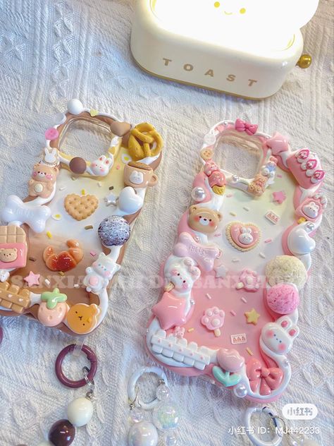 Diy Phone Case With Charms, Decoden Headphones, Cream Glue Phone Case Ideas, Decoden Airpods Case, Decoden Cream Phone Case, Decoden Phone Case Pink, Diy Decoden Phone Case, Decoden Phone Case Ideas, Deco Den Phone Case