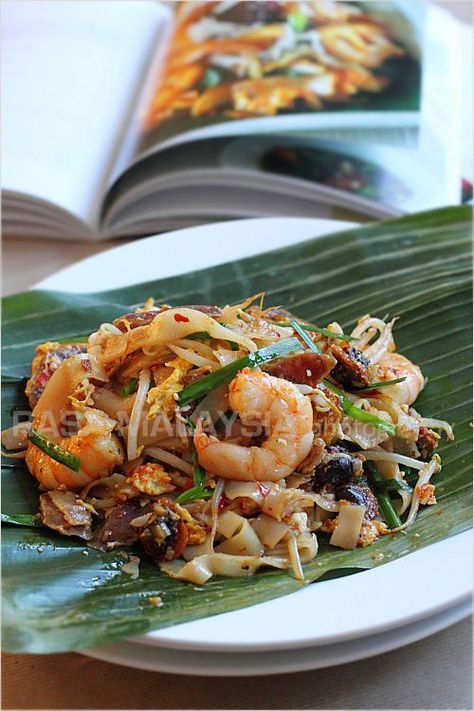 Char Kway teow Flat Noodles Recipe, Char Kuey Teow, Flat Noodles, Singaporean Food, Masakan Malaysia, Asian Dish, Malaysian Cuisine, Rasa Malaysia, Foreign Food