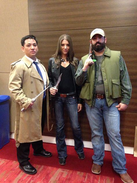 Supernatural cosplay: Castiel, Ruby, Bobby. Supernatural Costume Ideas, Castiel Halloween Costume, Dean Winchester Cosplay Female, Castiel Costume, Supernatural Halloween Costumes, Castiel Cosplay, Supernatural Convention Photo Ops, Supernatural Costume, Ruby Supernatural