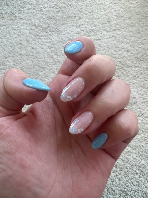 Spring blue and white nails Blue Nails With Flower Accent Nail, Almond Nails Designs Summer Blue, Baby Blue Flower Nails, White Nails With Blue Flowers, Light Blue Flower Nails, Blue And White Flower Nails, Blue Nails With White Flowers, Light Blue And White Nails, Ivory Nails