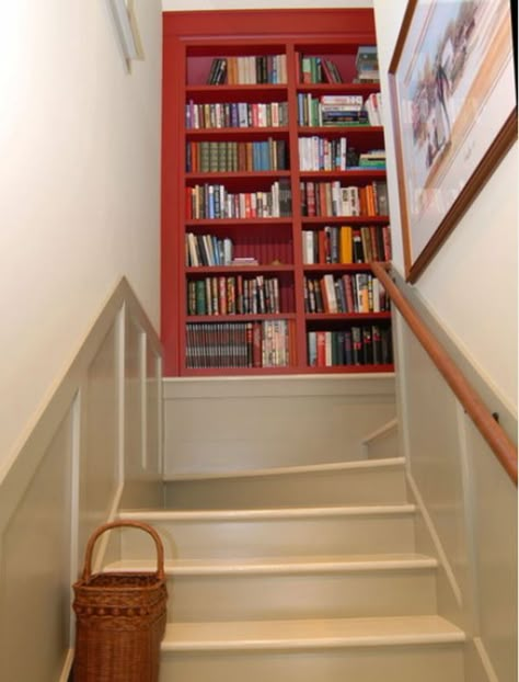 Who wants to live here? I want to live here. "10 Staircase landings featuring creative use of space" on homedit Decorating Ideas For Stairs And Landing, Stair Landing Ideas, Landing Storage, Landing Decor, Landing Ideas, Staircase Styles, Staircase Landing, Traditional Staircase, Stair Landing