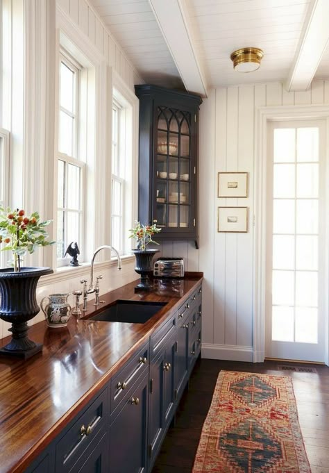 Fall Kitchen Ideas, Panelling Walls, Capsule Wardrobe Pieces, Kitchen Ideas Dark Cabinets, Kitchen Ideas Dark, Dark Kitchen, Country Kitchen Decor, Fall Kitchen, Dark Kitchen Cabinets