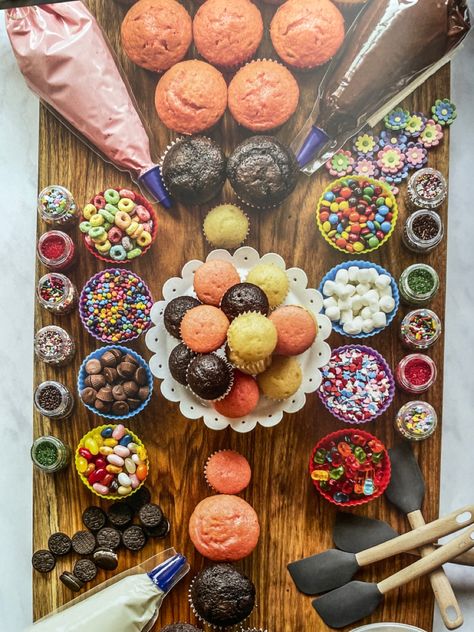 Cake Pop Charcuterie Board, Cupcake Charcuterie Board Ideas, Cupcake Charcuterie Board, Sharkcoochie Boards, Frosting Boards, Cake Charcuterie Board, Charcuterie Night, Char Board, Cupcake Board