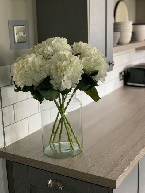 Hydrangea Vase Decor, White Fake Flowers In Vase, Fake Flower Vases, White Fake Flower Arrangements, Faux Hydrangeas In Vase, Fake Flower Vase Ideas, Artificial Hydrangea Arrangements, Fake Hydrangea Arrangements, White Flower In Vase