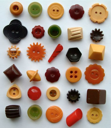 Transfer Photo To Glass, Vintage Buttons Antiques, Vintage Buttons Crafts, Bakelite Buttons, Button Collecting, Button Projects, Clay Buttons, Candy Buttons, Bakelite Jewelry