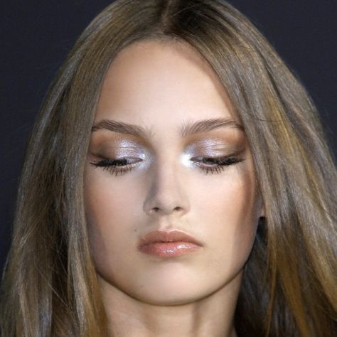 Karmen Pedaru, Silver Makeup, Runway Makeup, Full Face Makeup, Grunge Hair, Love Makeup, Donna Karan, Up Girl, Beauty Inspiration