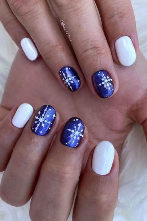 There are so many beautiful nail polishes in the shop that it’s hard to choose one. The basic rule for choosing the right nail polish color is that it should be consistent with your skin tone. However, you can make the final decision as you like, because it’s entirely up to you. why not think of navy blue nails? Blue Nail With Design, Tropical Nails Short, Acrylic Nails Baby Blue, Blue Nail Short, Blue Nails Dark, Navy Blue Nail Ideas, Acrylic Blue Nails, Nails Sky Blue, Short Rounded Acrylic Nails