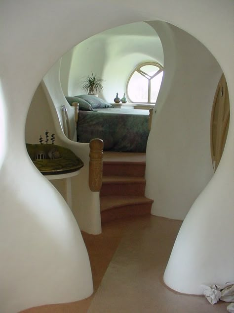 curved walls. lovely bednook Case Sotterranee, Casa Hobbit, Earthship Home, Adobe House, Cob House, Curved Walls, Building Designs, Hobbit House, Earth Homes