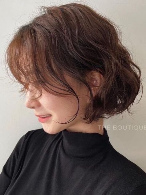 Korean Hairstyle Short Curly, Layered Chin Length Bob, Korean Short Haircut, Short Hair For Chubby Faces, Hairstyles Korean, Short Wavy Haircuts, Korean Short, Haircut Inspo, Short Curly Hairstyles