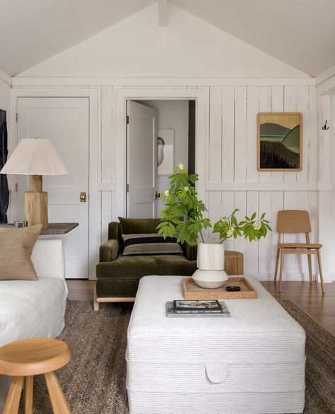 "Living room with linen slipcovers, white walls, traditional mixed with modern, mixed wood tones, and nothing that feels overly precious."  Design:@briran.paquette Photography:@mirandaestes Mixed Wood Tones Living Room, Mix Wood Tones Living Room, Mixed Wood Tones, Mixing Wood Tones, Brian Paquette, Renovation Living Room, Styling Living Room, Modern Classic Interior, Living Room Styling