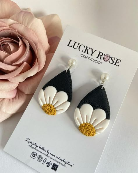 Handmade Polymer Clay Earrings on Etsy 🇵🇱 on Instagram: "Teardrop dangle earrings with daisy flower - black teardrops #teardropearrings #daisyflower #daisy #daisies #handmadewithlove #rękodzieło" Polymer Clay Daisy Earrings, Polymer Clay Tips, Flower Polymer Clay Earrings, Earring Clay, Diy Earrings Easy, Flower Clay, Polymer Clay Flower Jewelry, Diy Earrings Polymer Clay, Handmade Clay Jewelry